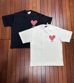 款号W110# -We11Done 爱心标签贴纸字母印花短袖T恤 男女同款- 爆款来袭，各路明星最爱单品，百搭必备，上身超级大牌范儿，面料采用2 G26支双股赛