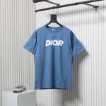 dior 迪奥 24Ss 白色字母印花短袖原7,700购入，定织定染蓝色平纹针织面料采用15S精棉平纹230G，搭配螺纹32S双纱拉架。胸前饰以白色大字母图案采