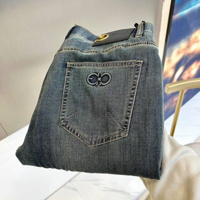 Ferraga*Mo菲拉格慕、25S春夏款时尚水洗刺绣Logo牛仔裤，男士后口袋品牌字母刺绣徽标修身直筒牛仔长裤。采用特有坚柔纱专利混纺牛仔面料制作而成，E40