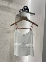 Chane*2025新品上架 蕾丝边针织吊带 定制Yb羊毛纱线织造 亲肤舒适 弹力好穿 吊带小背心版型 纤细H型吊带修饰肩部优美线条 水钻徽标对称装饰 胸下围环