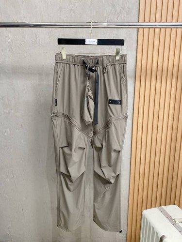 lv2025Ss春夏新款新款男士工装休闲裤、商务休闲款！！重在面料！婴儿肌肤般的柔滑！！客供定织料，入手便知极具柔滑面料，手感柔软亲肤，上身挺括有型，表面又有着