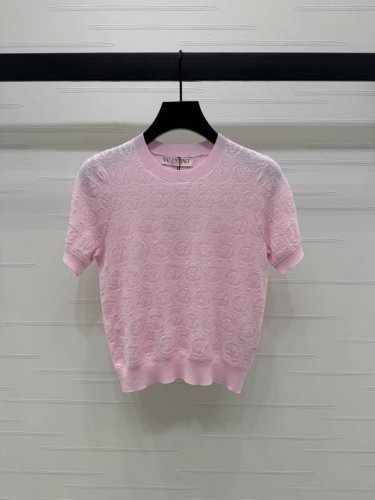 上新原单高端品质 Valentin*2025春夏最新系列 微透提花针织短袖 定制丝棉纱线织造 质感冰爽透气 针织短袖上衣剪裁 通体利用细密钩针肌理交织 勾勒出缩