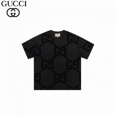 gucci 古驰 25Ss 植绒暗纹满印短袖T恤 选用客供定制针织100%纯棉面打造,面料手感细腻 厚实有质感的纯棉布 高密度的机织工艺 如棉絮般柔紧致舒适 有