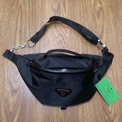 prada普拉达三角金属徽标单肩包斜挎包腰包 颜色：黑色 尺寸：38X18X14Cm 014
