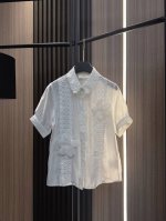 伊莎贝尔2025年新版天丝水波纹领花朵衬衫 天丝面料柔滑如丝,上身贴合有型。拼接蕾丝设计，增添女性的优雅气质。面料清爽通透,让你舒适一整天。搭配休闲裤干练时尚,