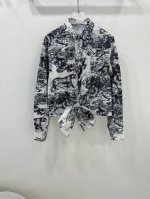 dio*25新款度假系列下摆绑带衬衣 定制Yb进口面料质感光泽 垂顺有型 通体满印热带植物和动物元素 呼应炎炎夏日的清爽度假气息 利用剪裁和细节提升精致度 上身