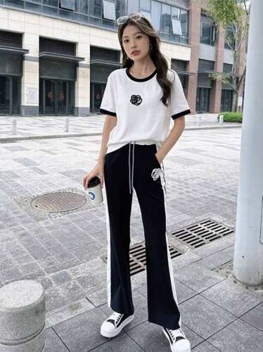 棉 聚酯纤维 氨纶 94 56 62 97 白色 小码数据，依次是胸围，衣长，腰围，裤长 短袖长裤套装 码数：S~Xxl 每大一个码数，胸围腰围＋4厘米，衣长裤