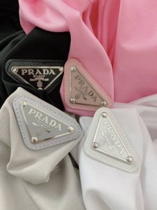 prada 普拉达 2025Ss春夏新品 简约款标识T恤 胸前经典三角标五金标识装饰 辨识度极高 甄选优质丝光棉面料打造 订纱开始订染订纺 某大厂出口日本和供应