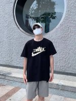 上新！标志Logo，化繁为简！Nike 耐克极简的设计转化为服装语言，就如这件基础短袖T恤，有着极其细腻的面料质感，平淡中无处不透入极简高级质感！ 简单、个性、