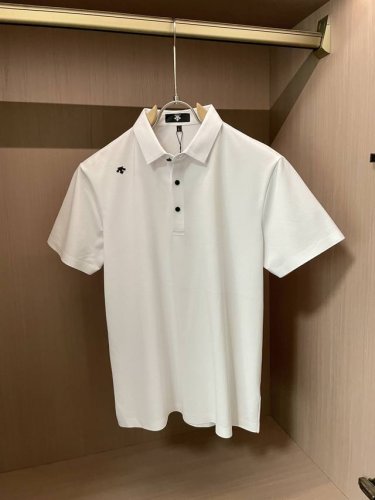 迪桑特 2025春夏 经典的Polo领设计，搭配简洁的单排扣，线条利落流畅，巧妙修饰颈部线条，彰显优雅绅士格调。左胸处精致的品牌标识，采用无痕压胶工艺，细腻而平