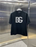 dg杜嘉班纳 2025春夏新品短袖 时尚经典圆领短袖 时尚单品设计，更加时尚舒适，高标准定制，上身非常有型，胸前品牌经典Logo 图案 客供辅料，客供进口高档面