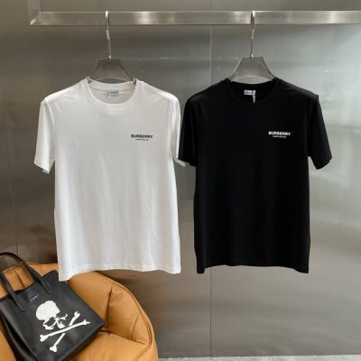 巴家 Burberryt恤 简约又不失格调，左胸口处白色的“Burberry”字样，低调地彰显着品牌身份 面料柔软亲肤，M-3Xl 隔天