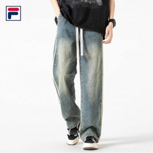 上新 P160【斐乐Fila 高街拼接插色休闲牛仔裤】这款牛仔裤高调潮流 逼格爆表 牛仔棉面料 上身超有型 拉长身材比例 非常显高好身材 随意搭配高帮低帮运动鞋