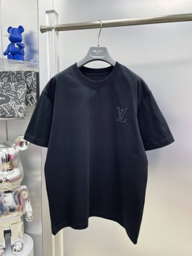 lv 路易 高克重 2025夏季新款字母立体刺绣Logo最新品短袖 Dd 专柜同步有售，原单狠货，时尚进口原版科技面料，上身舒适透气，原版定制五金辅料，上身帅气