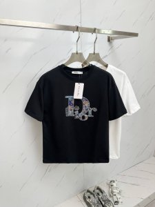 dior 2025春夏新款首发专柜最新款短袖圆领T恤 高端订制 设计前卫时尚！品牌Logo重工艺设计 高端定制280克面料.手感柔软.穿着舒适.专柜级别精致车线