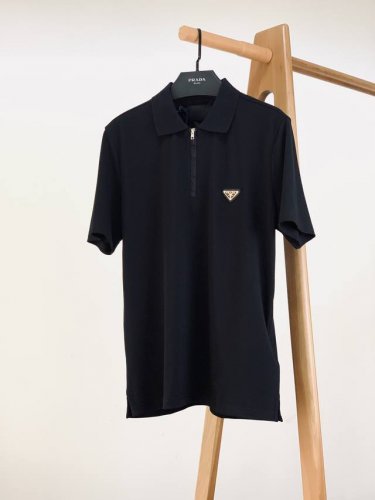 prada 普拉达 2025Ss春夏新品 新款三角标半拉链Polo衫，采用珠地棉面料精心打造，客供五金辅料装饰，以全新运动风格呈现经典设计，款式新颖时尚，休闲商
