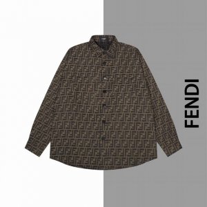 款号#F51 芬迪暗纹提花满印牛仔外套 Fendi官网一致款式 面料：纯棉提花满印精品牛仔面料 工艺：Zp满印字母洗水 配套：三标齐全 纸板 油纸 码贴包装 做
