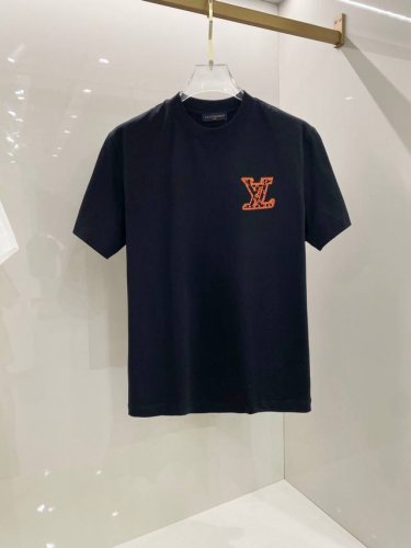 lv 2025早春新款男女同款短袖T恤，！定制专属纯棉面料，定制原版工艺螺纹，胸前重工字母Logo工艺设计！简约大方，从容百搭，档次极高，完美融入时尚还有风情感