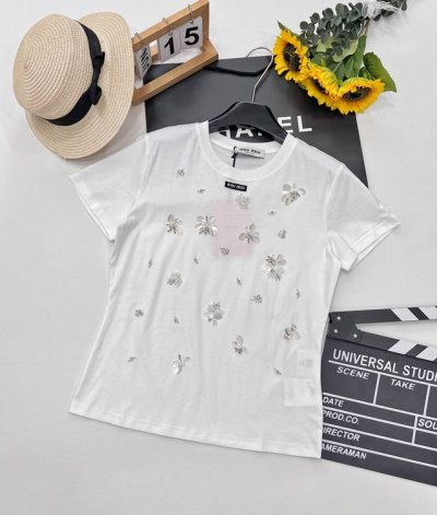Miumiu25Ss春夏新款 微标串珠亮片花朵圆领短袖T恤丨独家高版出品！多工艺重工短袖T恤 经典的小圆领设计简洁好穿 走在街上吸睛度满分！整件就是很夏天的味道