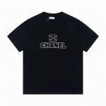 Chanel 小香风 25Ss新款圆领T恤短袖 纯棉面料洗水 ，时柔软亲肤细腻。做工细致，厚度适中 筒约而精致 独立自主 尽显优雅大气。男女同款，宽松版型，时尚