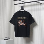 burberry 巴宝莉 25Ss 十字绣刺绣战马短袖采用15S精棉平纹，230G；搭配 32S双纱拉架螺纹，300G。精棉面料通常具有较好的吸湿性、透气性、耐