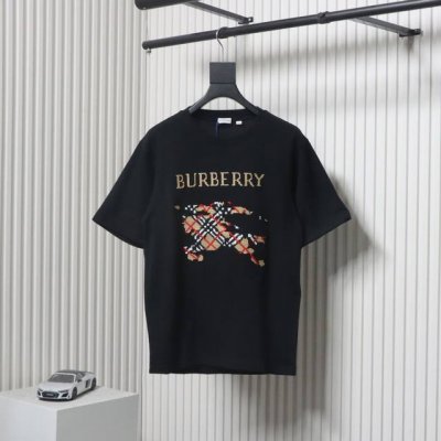 burberry 巴宝莉 25Ss 十字绣刺绣战马短袖采用15S精棉平纹，230G；搭配 32S双纱拉架螺纹，300G。精棉面料通常具有较好的吸湿性、透气性、耐