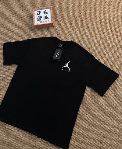 顶端刺绣品质乔丹Jordan刺绣Air黑色短袖宽松男女同款情侣款 采用抗菌260克新疆长绒棉重磅面料 透气舒适 怎么洗都不起球透气轻柔的短袖，让您穿着舒适一整天