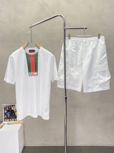 短袖 、短裤 。Gucci古驰独家专供春夏新款专柜同款套装，透气舒适休闲！高级感满满！细节精致高档，做工无可挑剔！原版高端面料很显高级！面料柔软细腻舒适 吸湿速