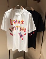 Louisvuitt*路易*登 2025春夏全新系列单品上线，非常时髦前卫的一款男女同款短袖T恤，标识Logo图案印花修饰！区别于以往的不同，宣示品牌传承多年的