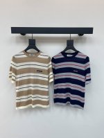 Miumi*25春夏新款条纹针织短袖！定制羊毛针织 质感高级舒适 针织圆领剪裁 拼色条纹青春感满溢的糖果配色更显风格活泼 胸前字母标签 彰显品牌个性 凸显穿搭高