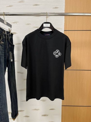 Lv春夏新款首发专柜最新款短袖圆领T恤 高端订制 设计前卫时尚！品牌Logo重工艺设计 高端定制230克面料.手感柔软.穿着舒适.专柜级别精致车线.颜色：黑色。