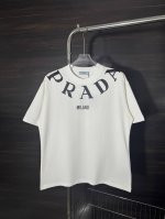 款号：He212 Prada-普拉达胸前字母印花圆领短袖 面料采用280克双股双纱纯棉面料，手感舒适柔软，上身舒适透气，领口采用同缸同色罗纹，不紧绷，不变形，胸