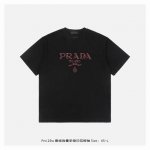 prada 普拉达 25Ss 裂纹勋章字母印花短袖 面料采用230克重精梳棉，定制32支1*1螺纹，成衣两遍水洗处理，面料舒适亲肤无异感，定制定染面料，纺织密度