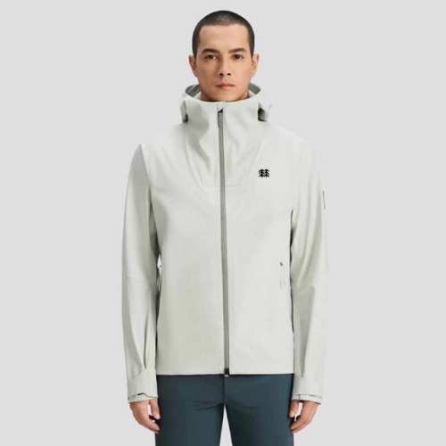 250 Kolonsport 可隆户外冲锋衣 男女同款连帽防水夹克外套 这款衣服款式属于高定版的冲锋衣夹克款 上身非常的潮 可隆冲锋衣防风防水连帽软壳夹克衣外套