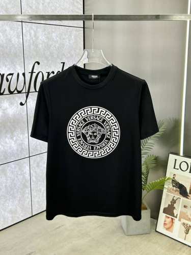 Versace 范思哲 25Ss春夏新品印花圆领短袖T恤，正面品牌字母标识印花设计，打造男士基本款单品，为男士衣橱注入新意。采用80支双股丝光棉面料制成，面料质
