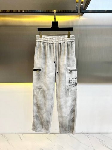 马吉拉、25新品男士宽松阔腿巴黎脏立体剪裁直筒裤水洗做旧脏脏泥染长裤卫裤。宽松版型 采用460克纯棉面料 做旧水洗愈发自然的味道 根本不需要去担心什么褪色之类的