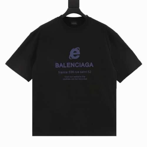 balenciag 巴黎世家 字母印花圆领短袖 当代码美学跃上高定衣橱 Balenciaga Epoch Tee 的数字诗意 在数据洪流与复古情结碰撞的临界点