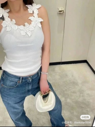 v家花朵吊带上衣 精致洋气 上身舒适感强 手工釘花 尺码：S M L