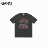 Ganni25Ss 樱桃卡通印花短袖 如果你还不认识来自哥本哈根的Ganni 那真的要告诉你 这个牌子穿过的明星实在是太多了 韩潮顶流加持和她独具特色的笑脸 成