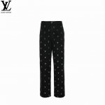 Louis Vuitton 路易威登 渐变全刺绣套装牛仔裤 采用水洗黑色牛仔布制成，全身刺绣有 1V Blason 图案，采用精致的渐变处理，流行色彩从浅绿色渐