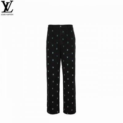Louis Vuitton 路易威登 渐变全刺绣套装牛仔裤 采用水洗黑色牛仔布制成，全身刺绣有 1V Blason 图案，采用精致的渐变处理，流行色彩从浅绿色渐