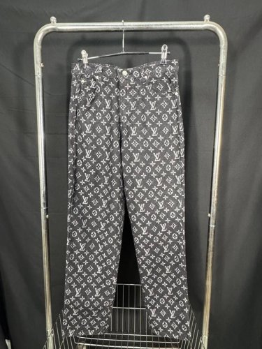 款号：He204 Louis Vuitton-路易威登Lv满印提花牛仔裤 衣服面料采用Lv满印字母提花原版牛仔面料，上身立体有型当季爆款，定制原版五金圆环铁扣字