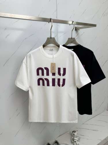 Miu Miu 2025 圆领短袖T恤打底衫 元素性的Logo徽章凸显休闲时尚魅力,依然独领时尚风骚.内搭好伴侣 客供高支弹力针织100%液氨空气层面料,平整匀