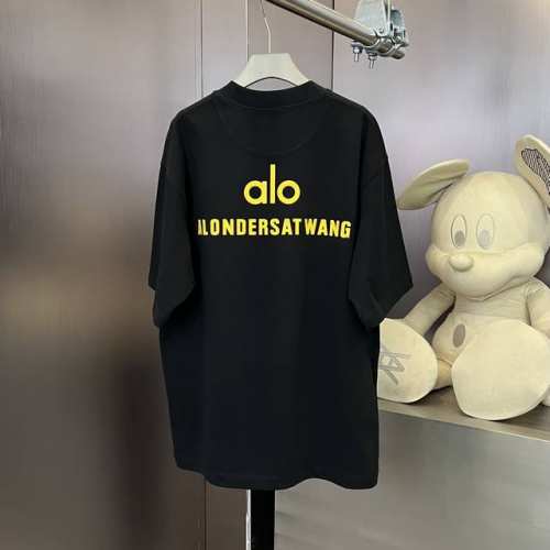 Alo 春夏限定款，定制织梦雅韵罗纹棉 质感细腻 舒适贴肤 以纯黑之色 诠释着优雅 标志性地标识跃然衣上 低调却醒目 彰显独特身份与魅力 凸显肩部线条 感受由内