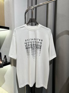 马吉拉数码直喷数字弹幕瀑布流体Logo印花超有设计感的T恤 夏季必备 轻松应对各种场合 面料采用进口液氨酸面料 市面上没有的 独家定制 经过洗水 缩水达350克