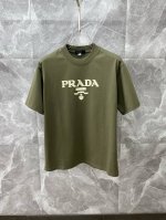 prada普拉达 2025Ss春夏高品质纯棉短袖T恤，顶级原单品质，当下最新工艺要求，顶级订单要求车线做工，超级好搭配，顶级定制，搭配整件细节 ，品质及剪裁设计