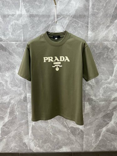 prada普拉达 2025Ss春夏高品质纯棉短袖T恤，顶级原单品质，当下最新工艺要求，顶级订单要求车线做工，超级好搭配，顶级定制，搭配整件细节 ，品质及剪裁设计