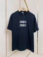 现货 Miumiu 2025新款字母圆领T恤 字母拉丝效果 高级感十足 十分耐看 双层螺纹领口 肩部通肩压条 280克纯棉面料舒适透气 黑白双色 男女同款 码数