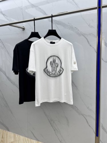 moncler*蒙口 2025春夏新款首发专柜最新款短袖圆领T恤 高端订制 设计前卫时尚！品牌Logo重工艺设计 高端定制丝光长绒棉面料.手感柔软.穿着舒适.专