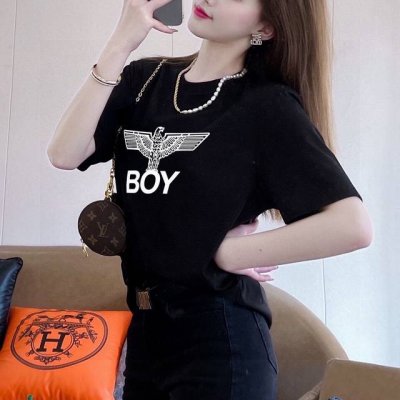 上新！Boylondon经典圆领短袖T恤，标志Logo极简的设计转化为服装语言，就如这件基础短袖T恤，有着极其细腻的面料质感，平淡中无处不透入极简高级质感！ 简